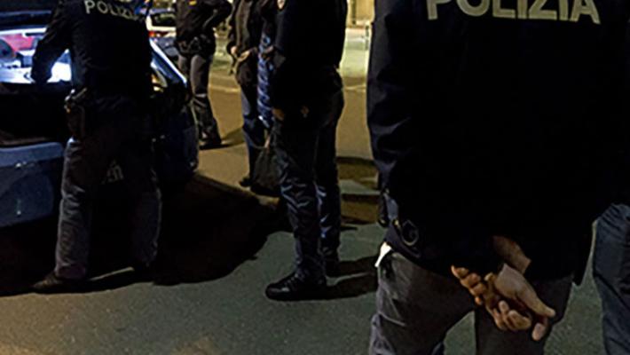 Rissa tra giovani nel Mantovano davanti a un locale: due feriti, uno grave