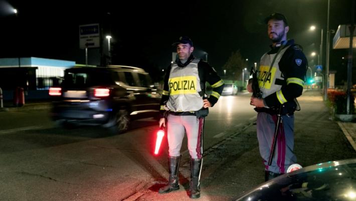 Una notte lungo le strade dove il pericolo è in agguato