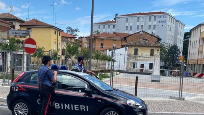 Atti osceni e folle fuga: inseguimento per le strade di Monticelli