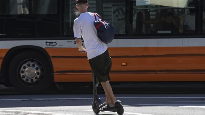 Anche Parma fa i conti con i monopattini elettrici: ecco le regole e le multe