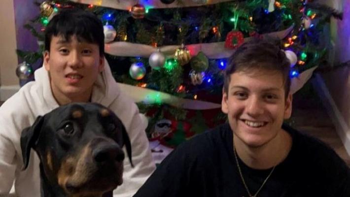 A destra Edoardo Tedesco con il cane Ares e l'amico Pat ospite della stessa famiglia americana