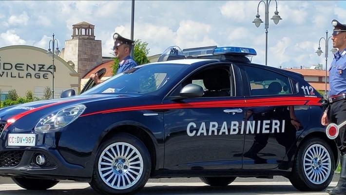 Doppia coppia di ladri al Fidenza Village: rubavano giubbotti