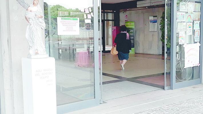 Ospedale Maggiore, un angelo  di bronzo dedicato agli angeli in carne e ossa