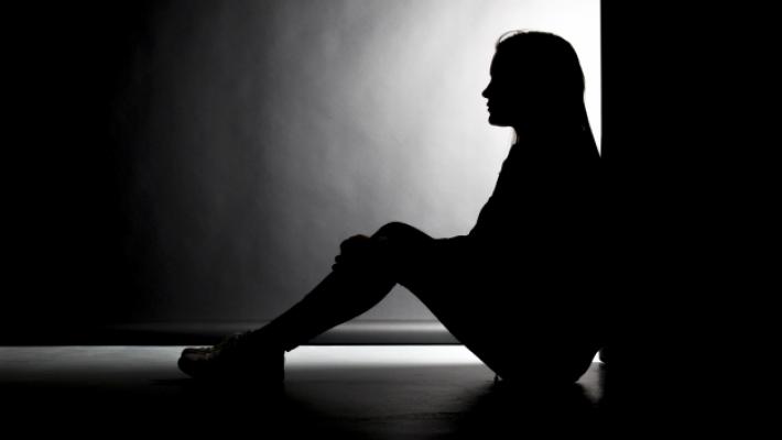 Schiavizza e maltratta la figlia: condannato