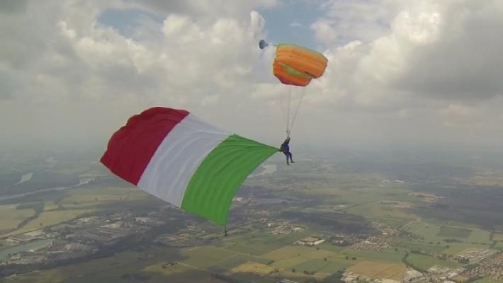 Giovanni Piana, il parà che vola con un tricolore di 100 metri quadri