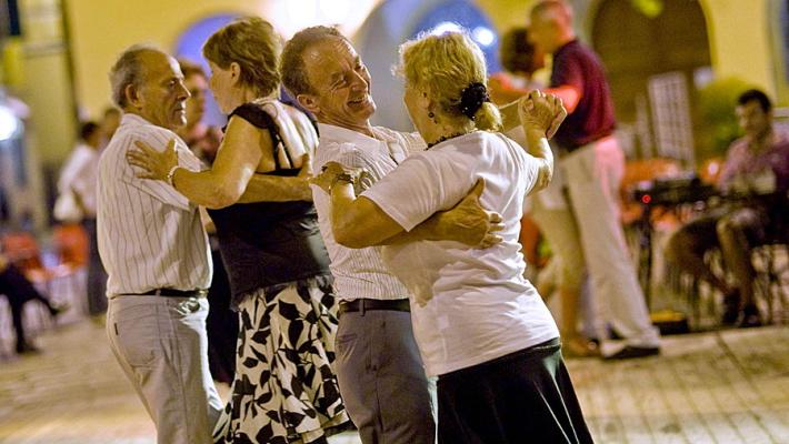 La Regione "salva" il liscio:  ok il ballo tra conviventi se all'aperto