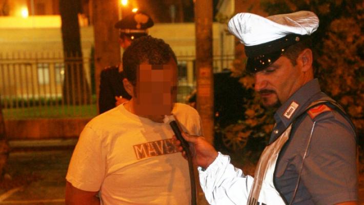 Ubriaco, finisce contro un albero. Ma per evitare la denuncia millanta di essere stato prima rapito e drogato