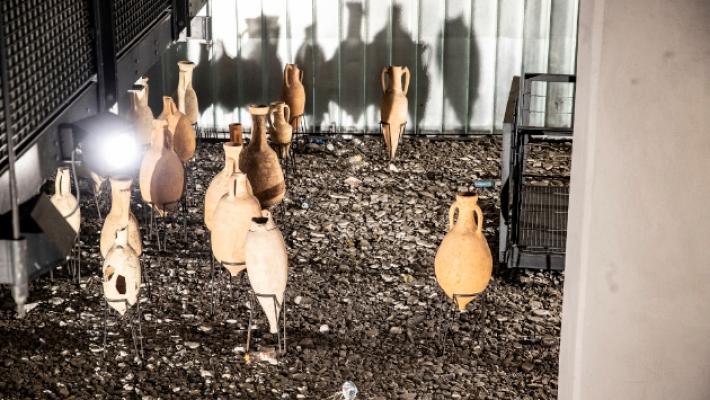 Ponte romano, nel sottopasso la storia convive con i rifiuti