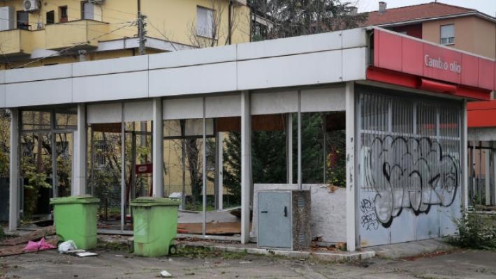 Quei distributori «a secco» dove fiorisce il degrado