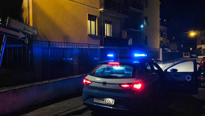 Gli ruba il cellulare, lo minaccia con un coltello e prova ad aggredire i poliziotti: arrestato
