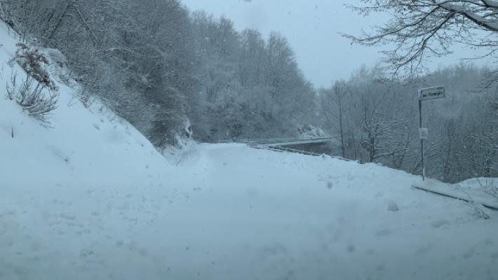 Tizzano, famiglia bloccata in auto dalla neve con un neonato