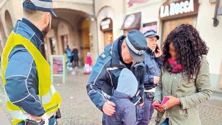 La mamma resta a terra: bimbo di 5 anni da solo sul bus