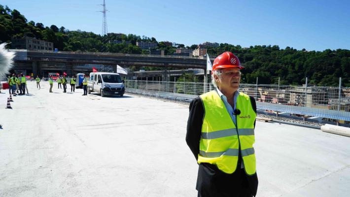 Stamattina la prima auto ha attraversato il nuovo ponte di Genova