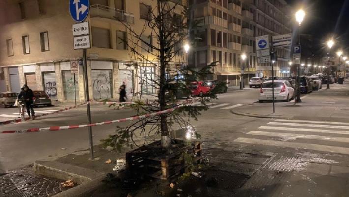 Dato alle fiamme l'albero de «I nostri borghi»