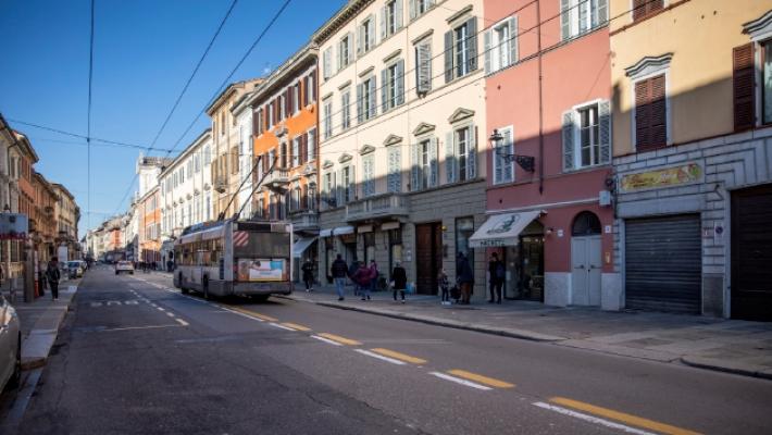 Follia in via Repubblica: pugni e spallate ai passanti