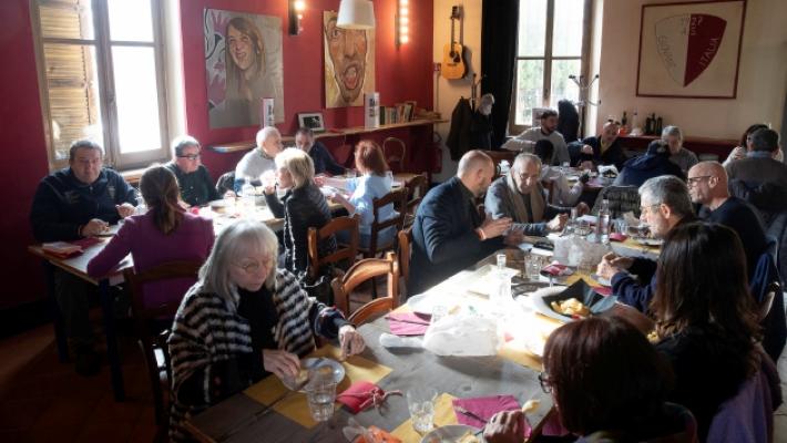 I senzatetto a pranzo alla Giovane Italia. Il parmigiano Max: «Con 1.200 euro al mese sono finito in strada»