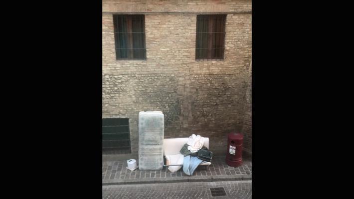 In borgo Retto cresce una discarica abusiva