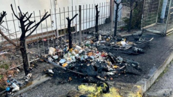 Buttano fumogeni nei cassonetti e il bar trattoria «Da Gianni» rischia di bruciare