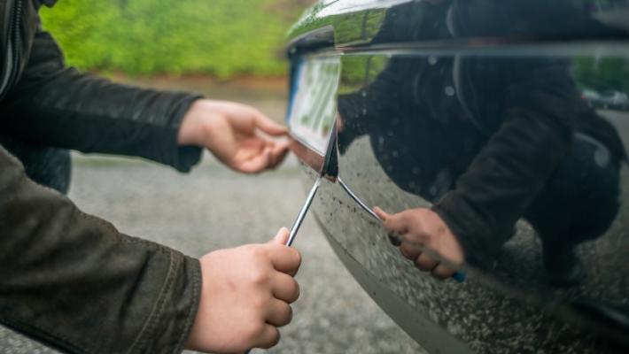 Fidenza, lascia l'auto parcheggiata in strada e spariscono entrambe le targhe