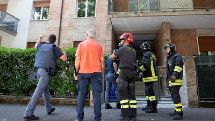 Paura per un uomo armato di coltello