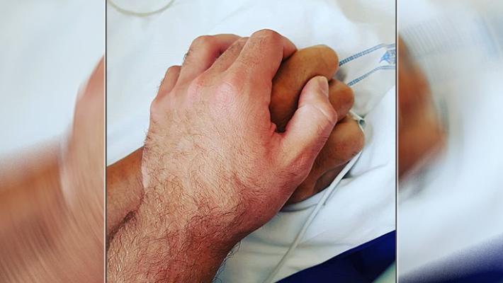 Zanardi resta stabile e grave. "Io questa mano non la lascio": la commovente foto pubblicata dal figlio