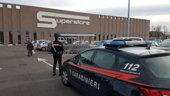 Vogliono fuggire con 107 bustine di zafferano e aggrediscono gli addetti: bloccati con lo spray al peperoncino