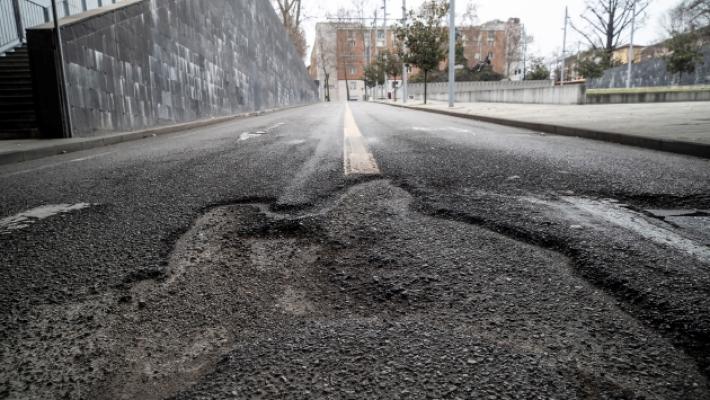 In stazione buche e cadute: è un «percorso di guerra»