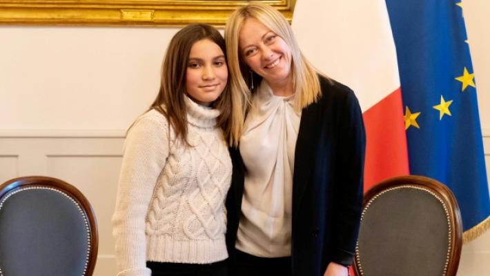 L'abbraccio fra Nicole e Giorgia Meloni: «Mi aiuterà a guarire dalla sindrome di Pandas»