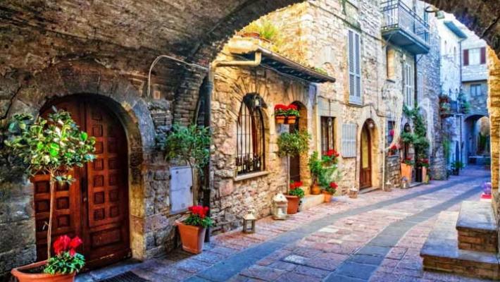Spello, il fascino effimero e  sfuggente di un borgo che si riempie di fiori