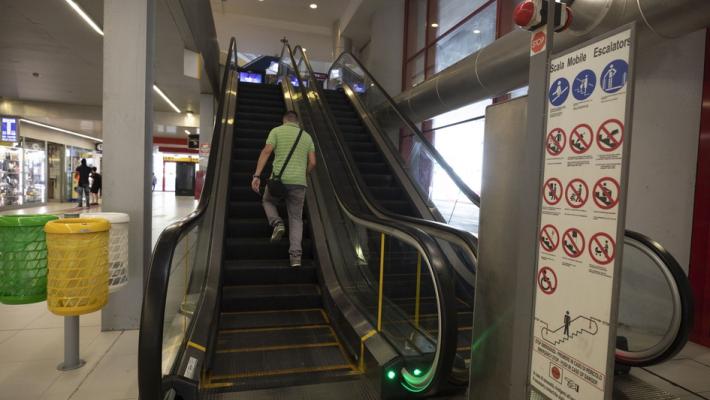 Stazione, scale mobili fuori servizio. Percorso ad ostacoli per i viaggiatori