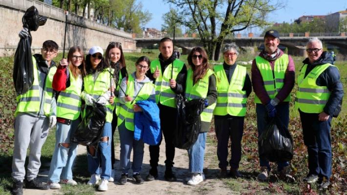 Intercral e i ragazzi del Giordani ripuliscono il greto