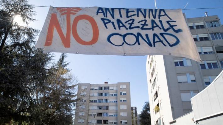Largo Visconti, oltre mille firme contro la nuova antenna