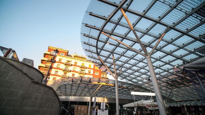 Cade dalle scale di piazza Ghiaia: 75enne in Rianimazione