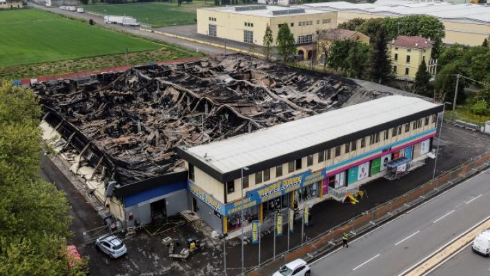 Ora si cerca di salvare il lavoro dei dipendenti dopo l'incendio di via Emilio Lepido