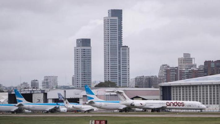 Blocco aereo per 13 Paesi, i contagi sono in risalita