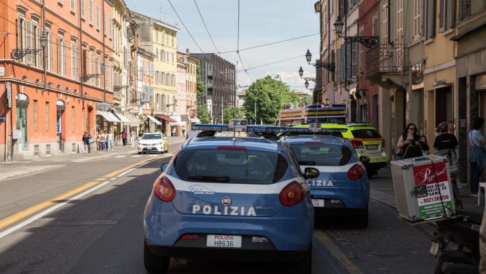 Straniero aggredito con calci e pugni