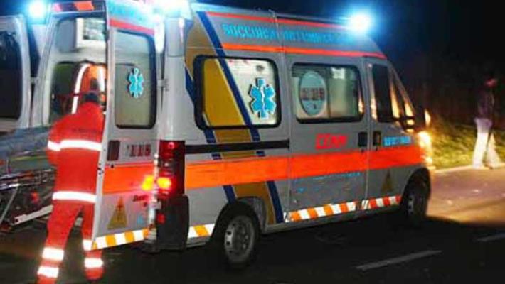 Auto si ribalta, il conducente incastrato: salvato dai soccorritori e trasportato al Maggiore