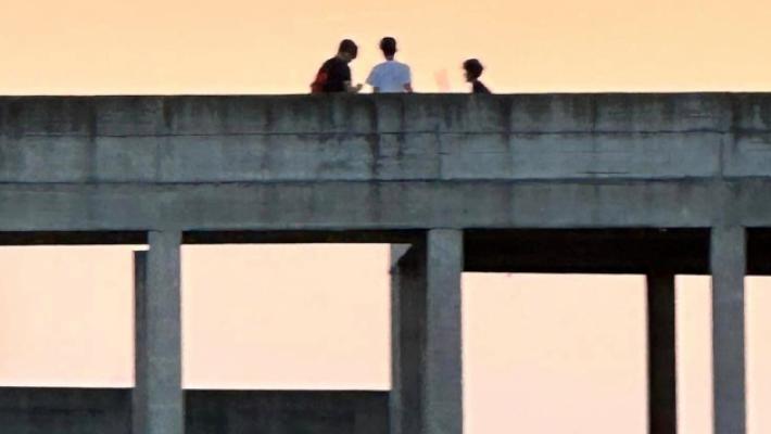 Allarme: quattro 12enni sul tetto dello «scheletro» di via Gramizzi