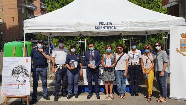  “Questo non è amore”: il gazebo ha fatto tappa al San leonardo