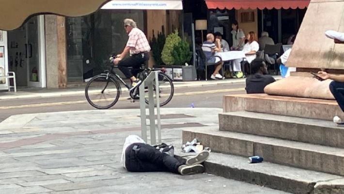 Giorno e notte ubriachi anche in piazzale Corridoni. I residenti: «Nessun controllo. I divieti non rispettati»