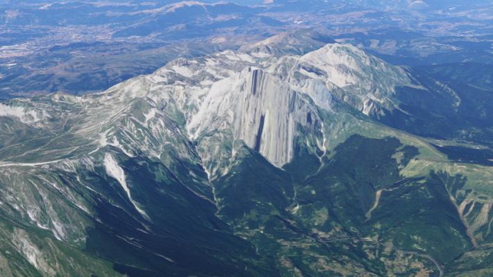Paura per due escursioniste parmigiane sul Gran Sasso, salvate con l'elicottero - Video