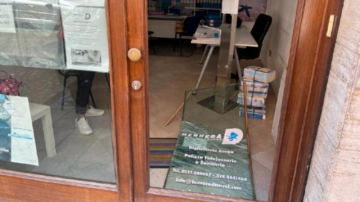 Spaccata nella notte. La titolare: «Vorrei chiudere l'attività»
