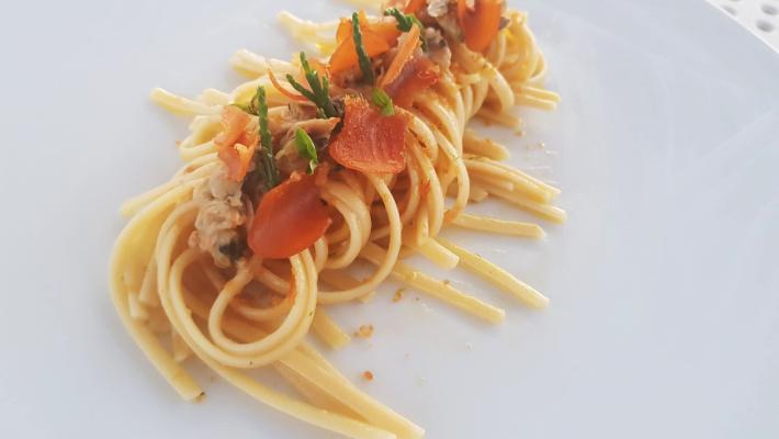 Linguine con calcinelli, bottarga e yuzu