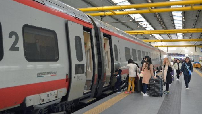 Si finge esperto moda e molesta ragazza in treno, denunciato