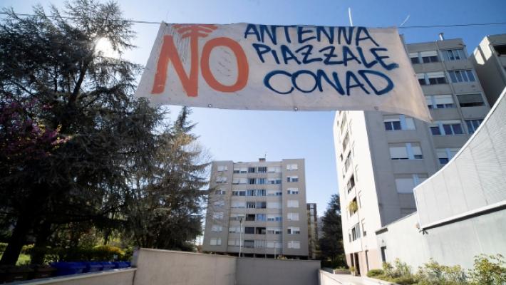 I cittadini: «Antenna da prevedere altrove». Borghi: «Previsti monitoraggi continui»