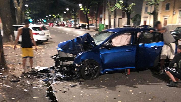 Auto contro un albero nella notte in viale Mentana: tre feriti, uno è grave