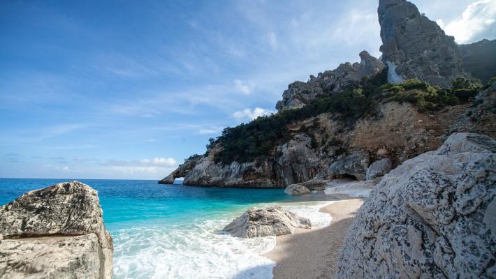 Spagna, troppa gente in costume nelle spiagge naturiste. E i nudisti catalani si lamentano: "Non ci sentiamo a nostro agio"