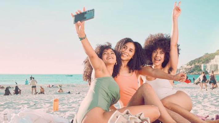 Gli oftalmologi: «Attenzione ai troppi selfie sotto il sole»