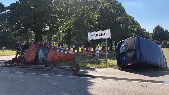 Violento scontro auto-furgone a Marano. Due feriti, uno incastrato nell'abitacolo