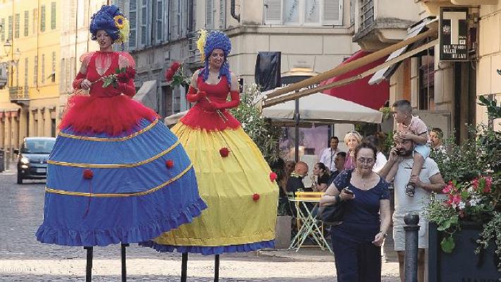 Trampolieri e danze azteche: un circo in centro